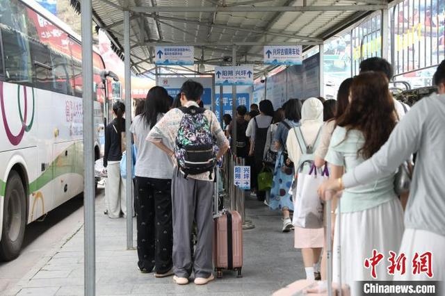 广西阳朔迎旅游旺季路地合作畅通旅客出行“最后一公里”(图2)